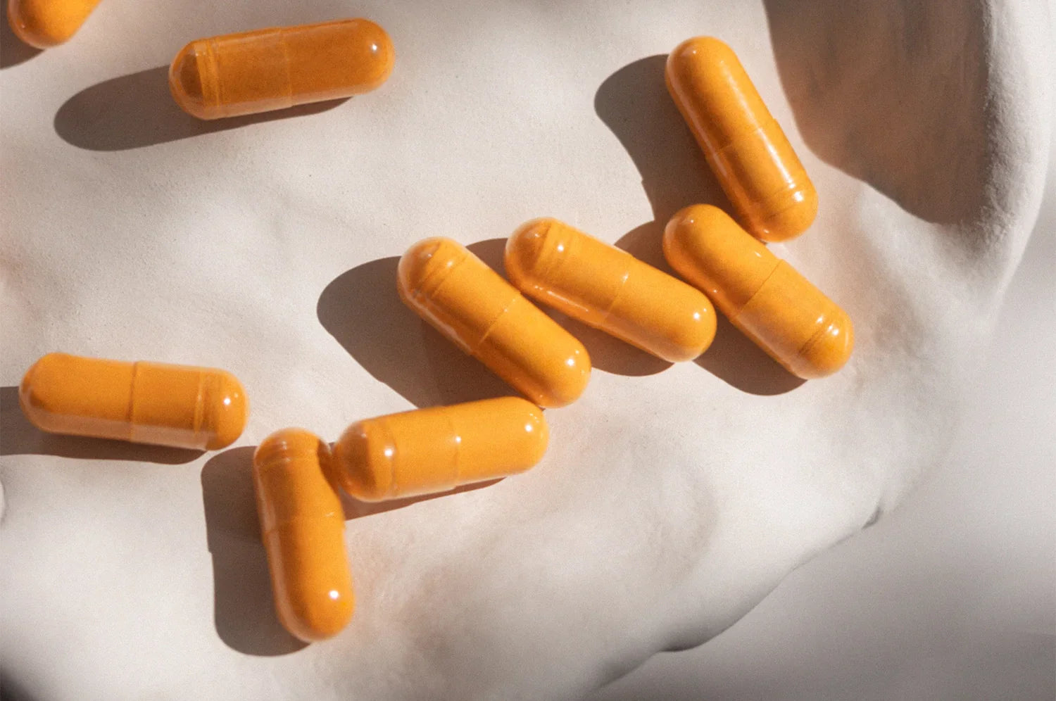 THE FULLEST Saffron Capsules on a ceramic plate.