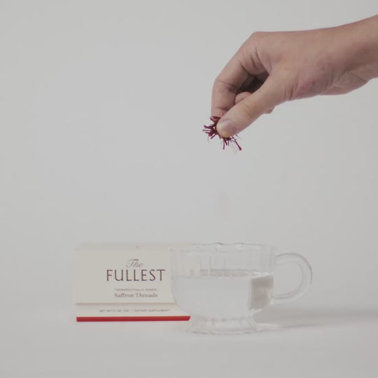 video of someone dropping saffron threads in water